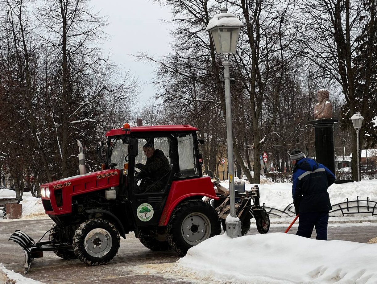 Сотрудники коммунальных служб продолжают убирать снег в Подольске