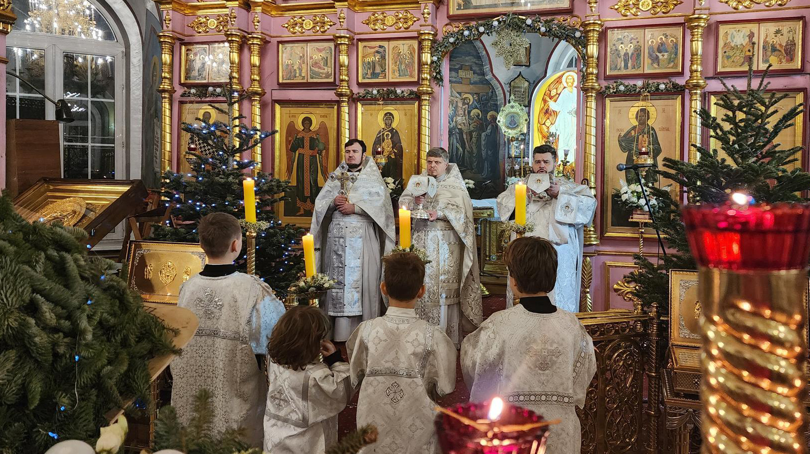 Сотни верующих собрались в Смоленском храме Ивантеевки на праздничную службу в крещенскую ночь