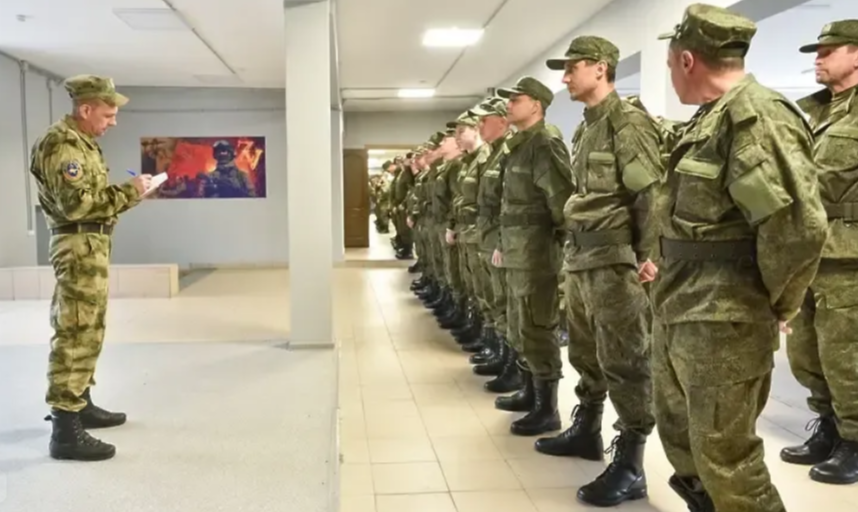 Контрактники проходят военную подготовку в пункте отбора в Балашихе