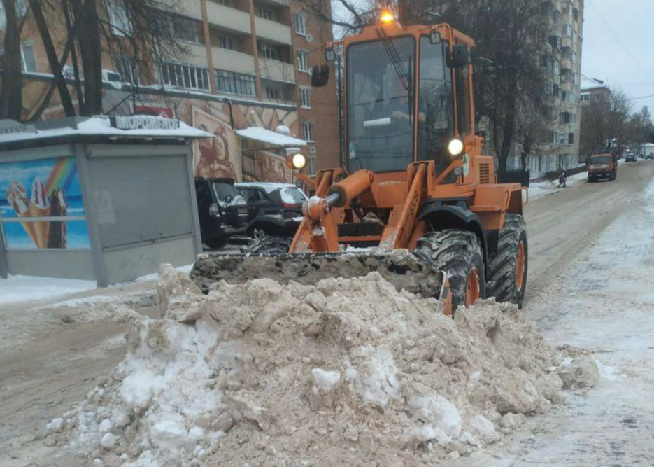 Более 110 единиц техники вышли на уборку снега в Подольске