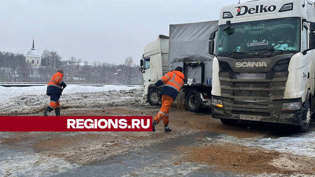 Дорожники ликвидируют разлив топлива на шоссе Энтузиастов в Балашихе