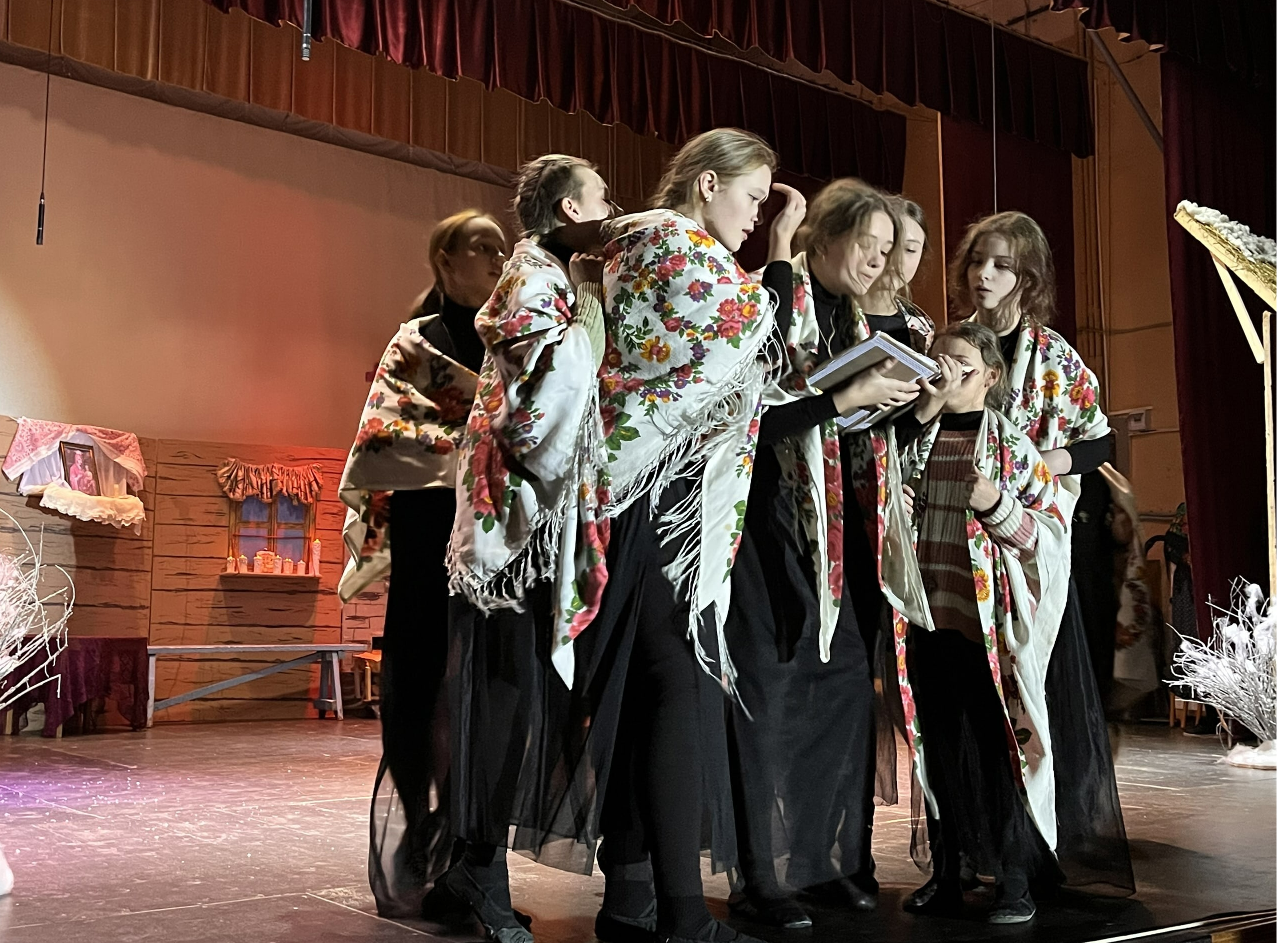 Спектакль о современных детях, столкнувшихся со святочным колдовством, показали в Шаховской