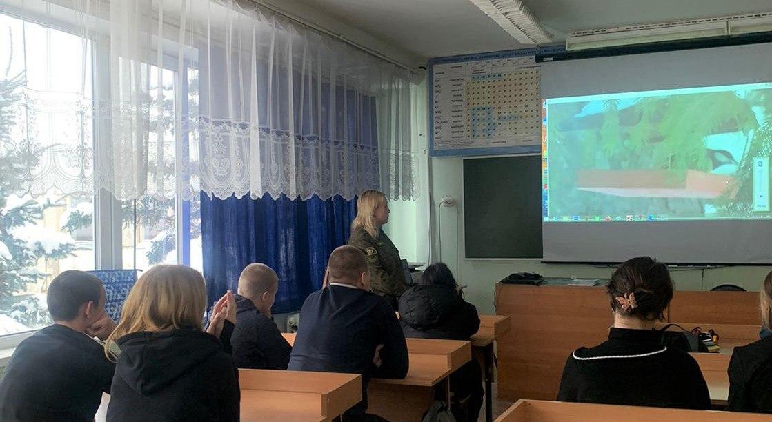 Маленькой белочке холодно зимой: школьникам рассказали о работе лесничих