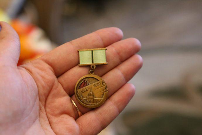 В нашем округе жители блокадного Ленинграда получили Почетные знаки и денежные выплаты