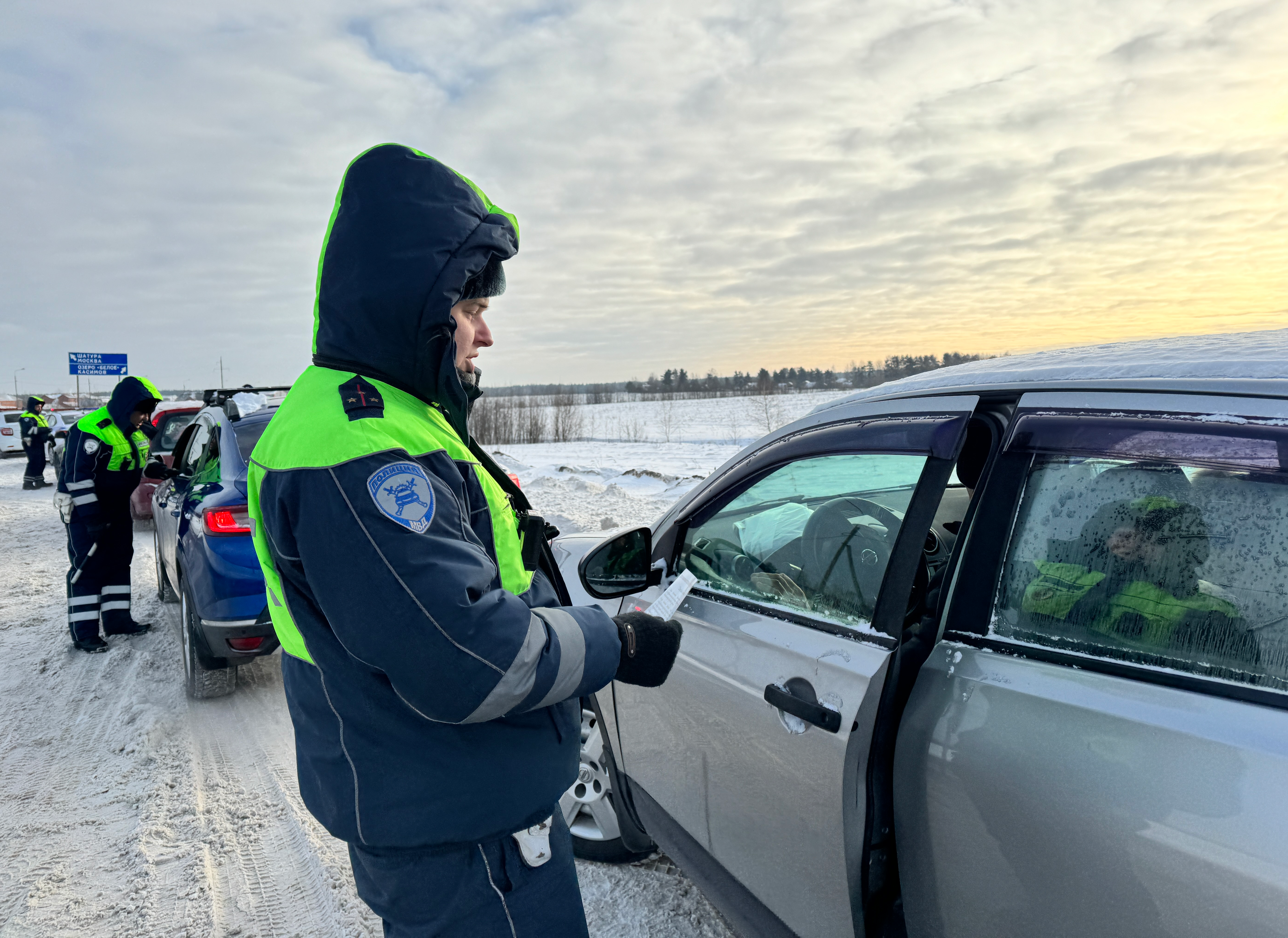 Госавтоинспекторы напомнили автомобилистам правила перевозки детей