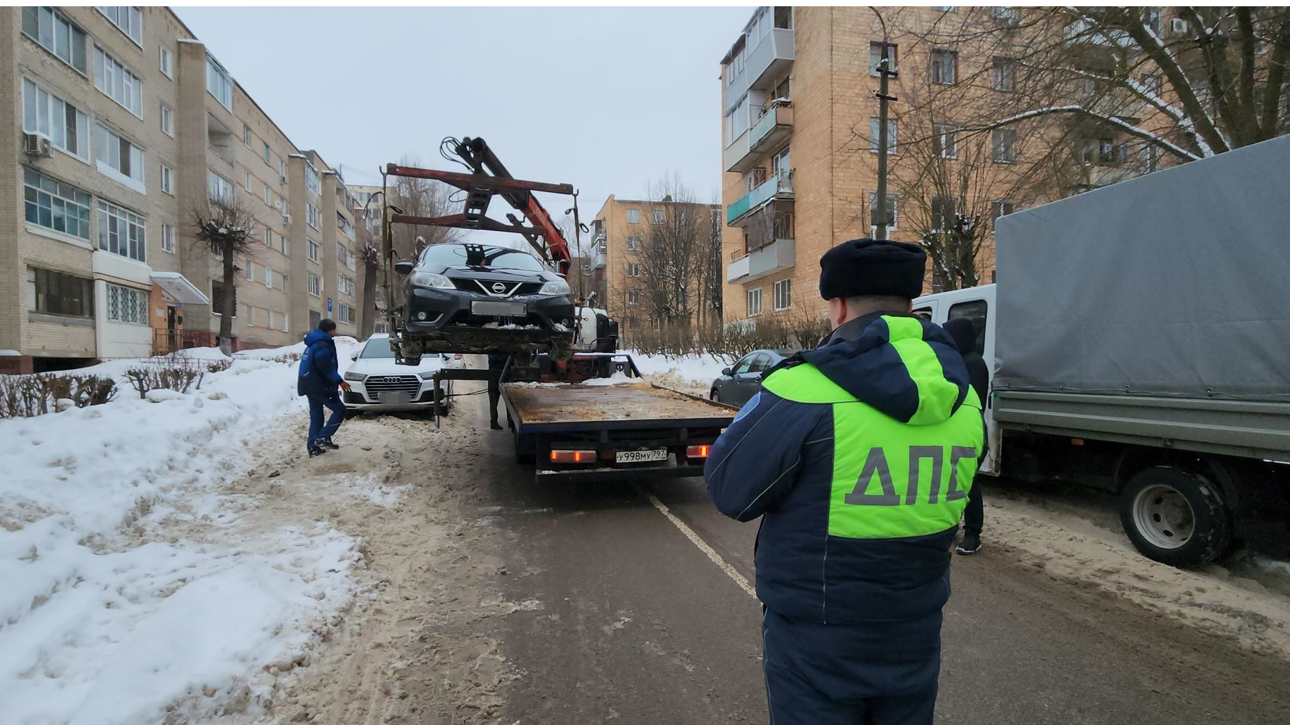 Коммунальщики Серпухова работают совместно с ГИБДД при очистке городских  улиц от снега | REGIONS.RU / Серпухов