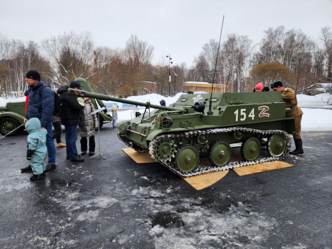 Ко Дню защитника Отечества в Парке Мира устроили выставку военной техники