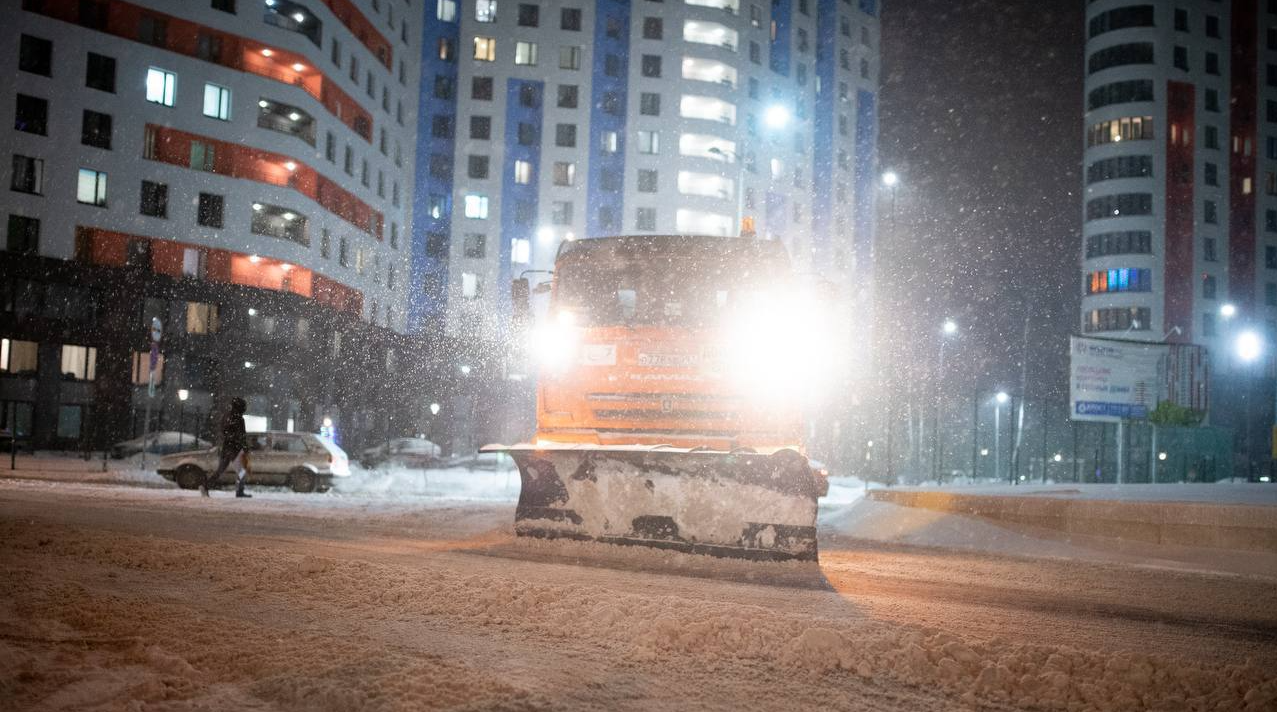 Губернатор Подмосковья: более 19,5 тысячи человек расчищают дворы и дороги региона от снега