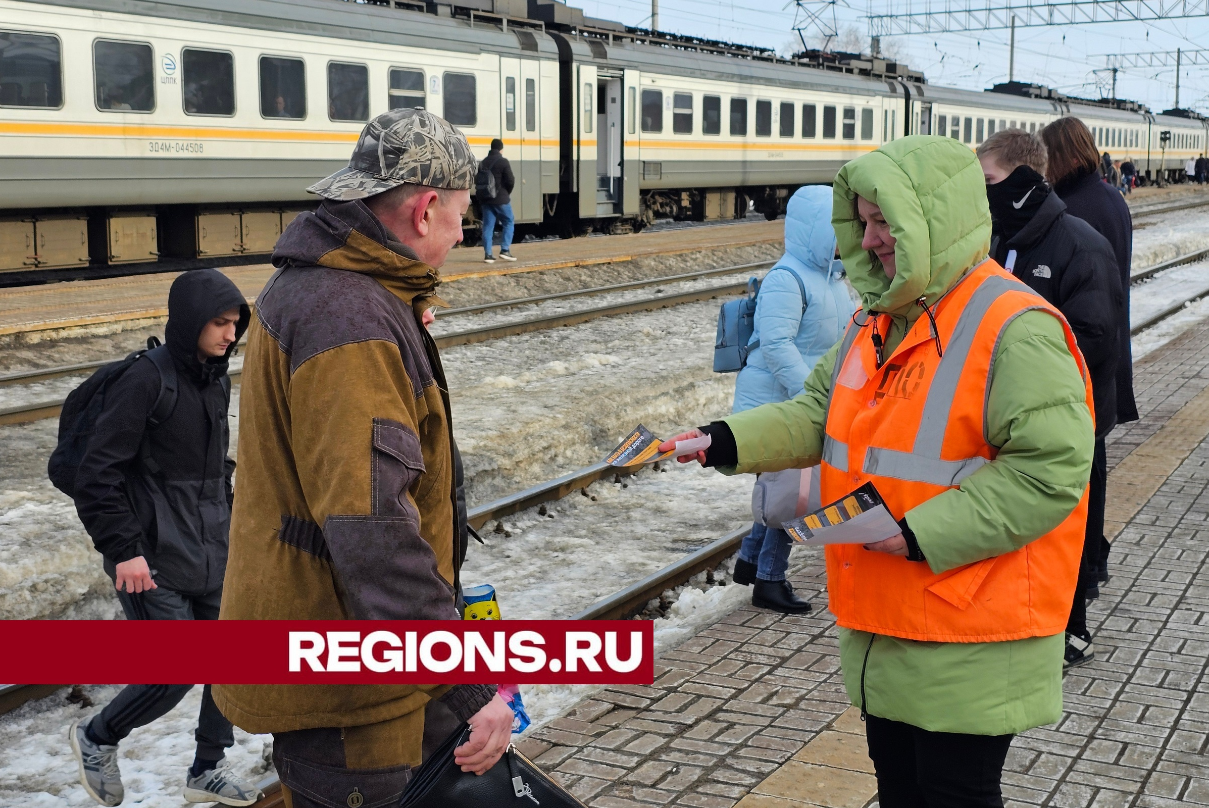 Пассажирам электричек в Луховицах напомнили о правилах безопасности на железнодорожных путях