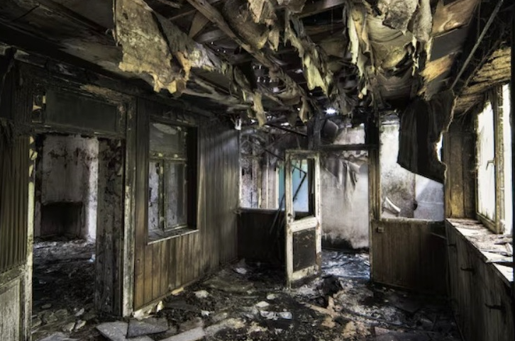 В Электростали сгорело заброшенное строение, с ожогами госпитализирован один человек