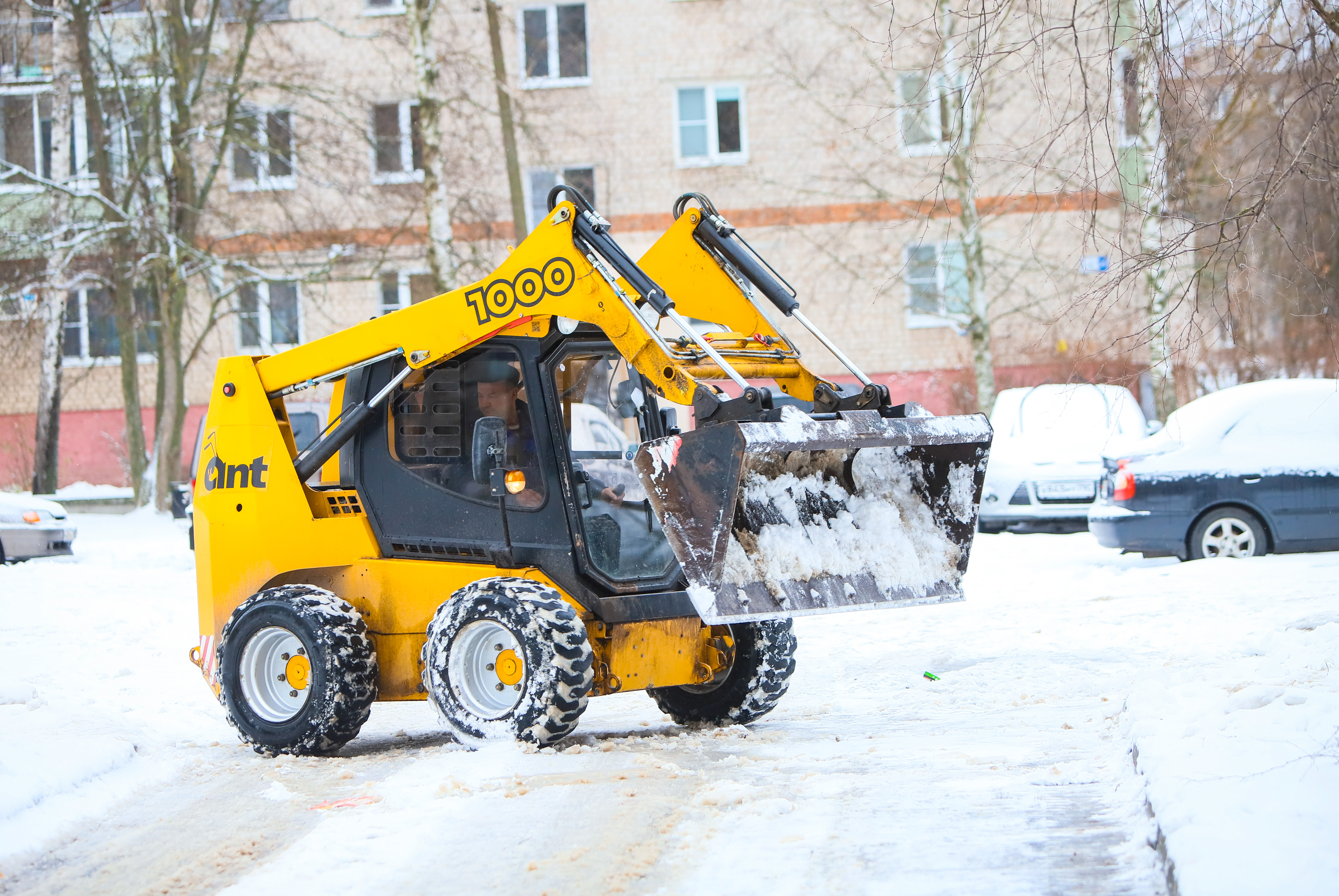 Более 60 дворов Большой Шатуры расчищают от снега