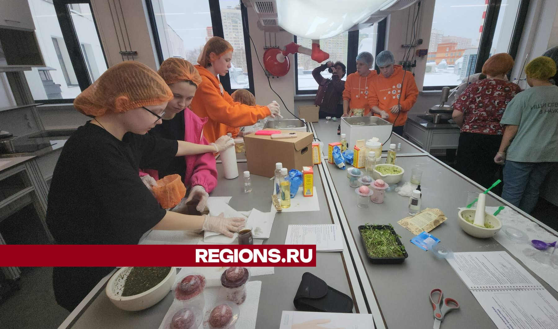 Делать робота и изготавливать крем для лица научили школьников со всей страны в долгопрудненском Физтехе