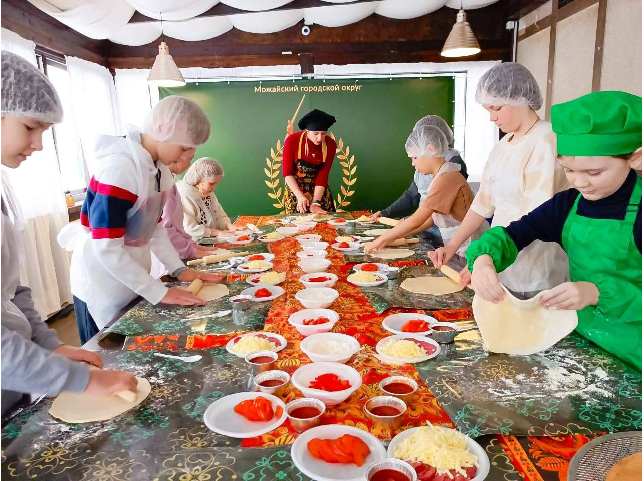 Детей участников спецоперации научили готовить пиццу на кулинарном мастер-классе в Можайске