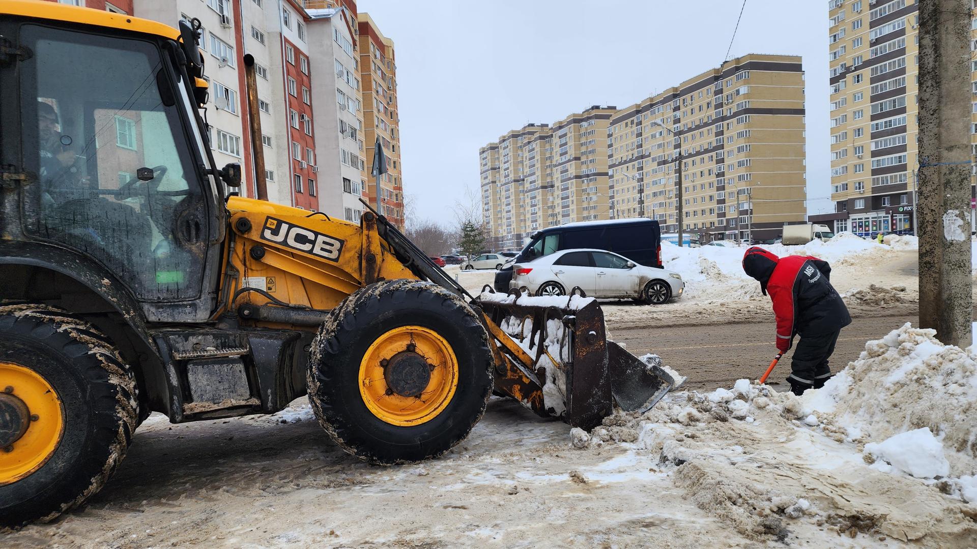 Коммунальные службы убирают сугробы и лед, появившиеся после чреды погодных катаклизмов