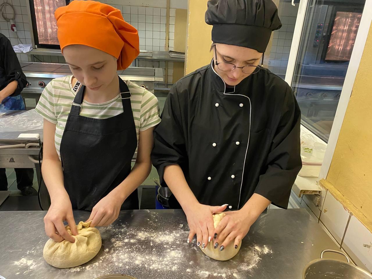 Химкинские школьники в рамках обучения пекарскому делу приготовили осетинский пирог