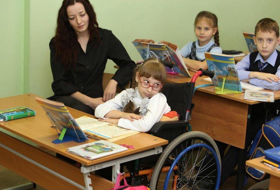 Семьи, воспитывающие особенных детей, смогут получить выплату на школьную форму в Волоколамске