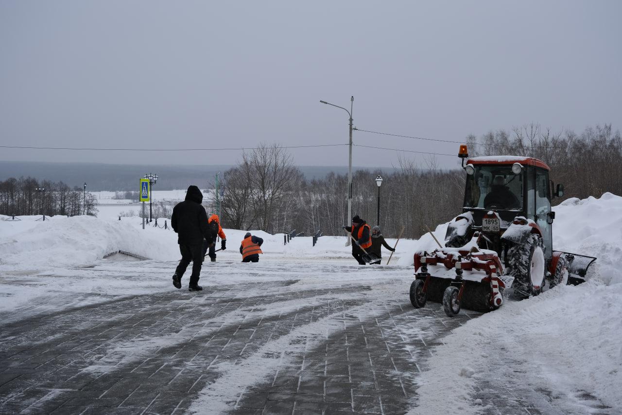 В Пущино расчистили от снега парк Победы