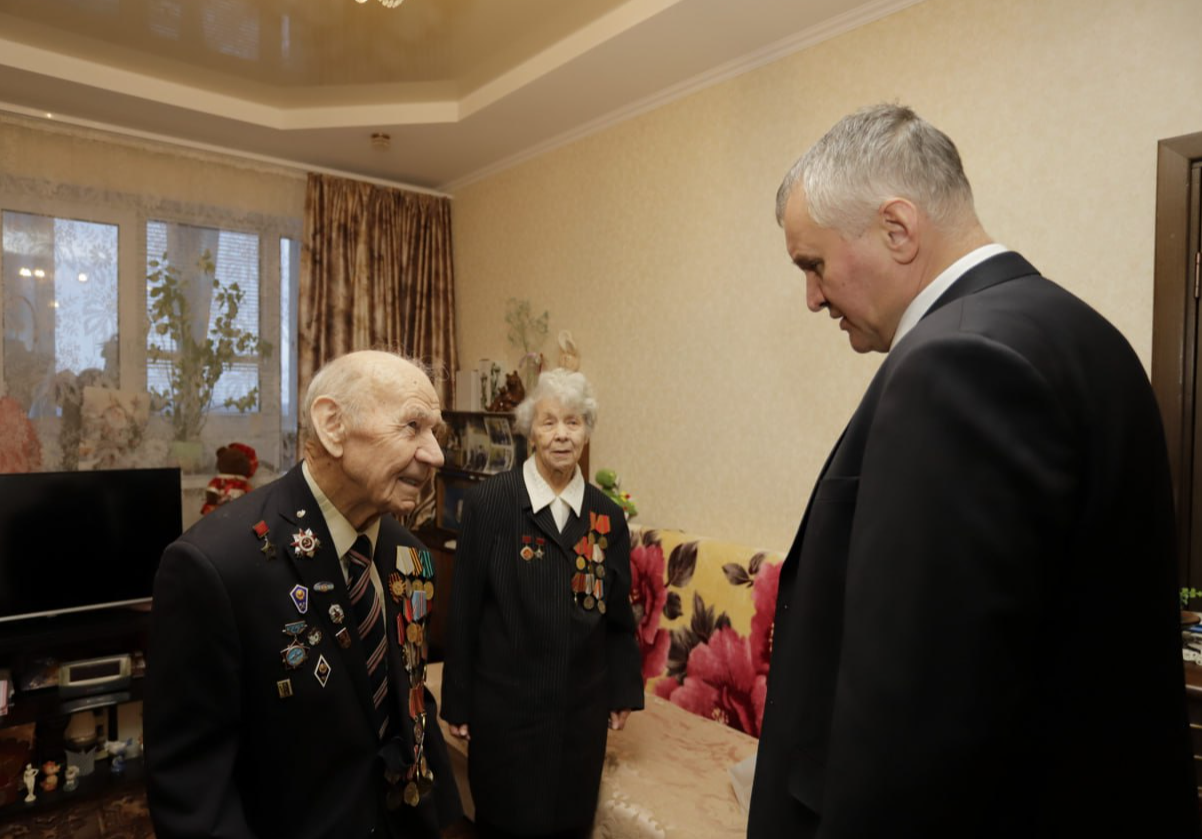 Дмитрий Воробьев навестил с подарками ветеранов Великой Отечественной войны