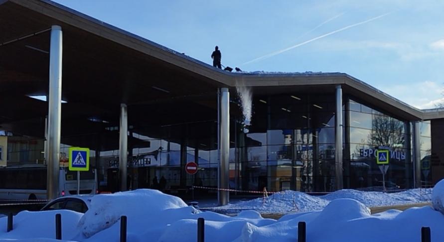 Кровлю автовокзала в Бронницах почистили от снега и наледи