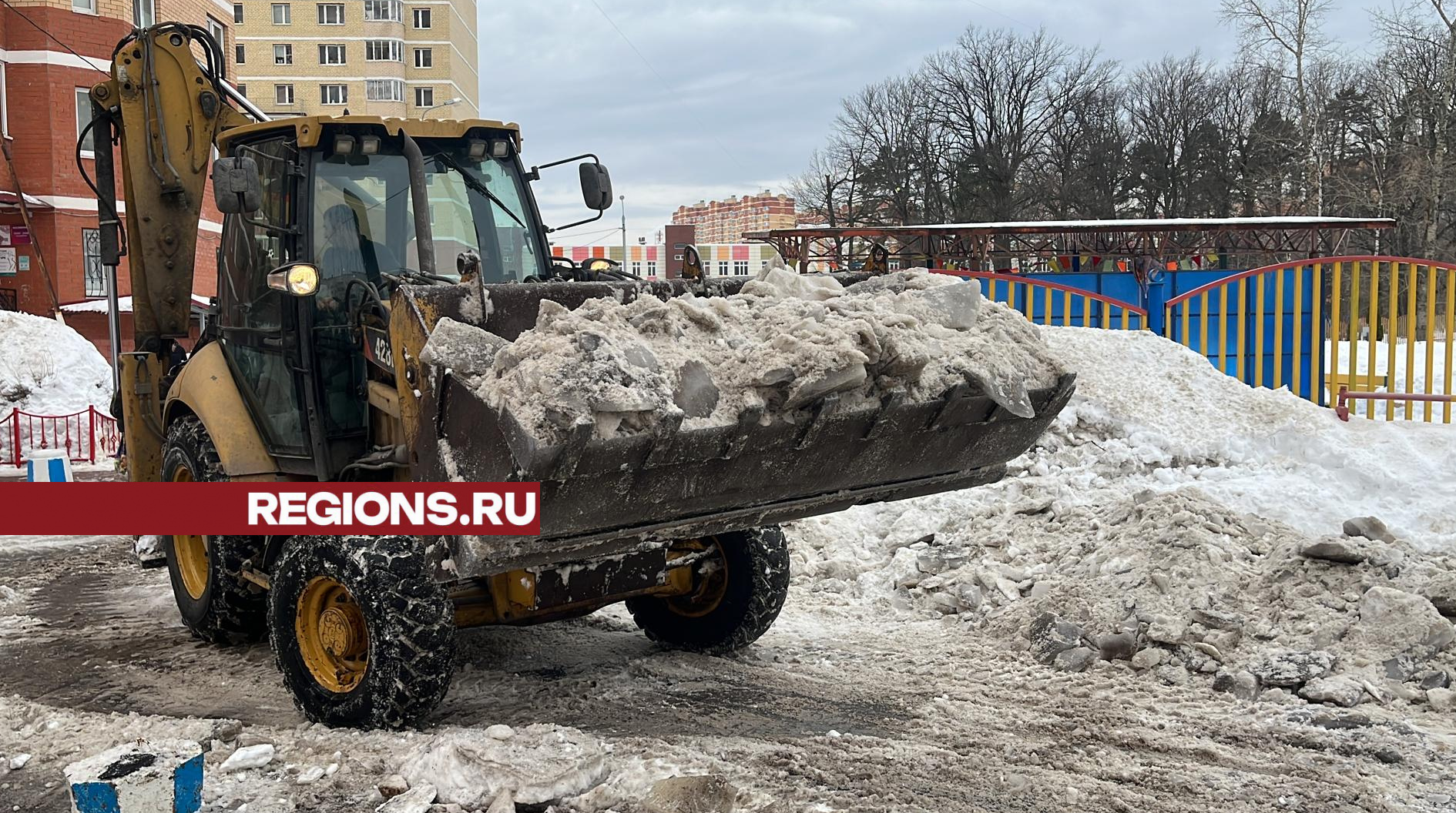 Коммунальщики вывозят снег из микрорайона Дзержинского