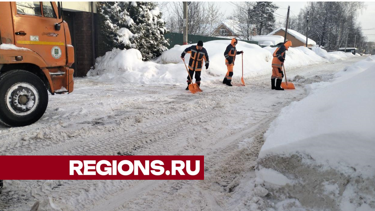 Этой зимой выпало рекордное количество осадков»: в Пушкино убирают навалы  снега с тротуаров и придомовых территорий | REGIONS.RU / Пушкино