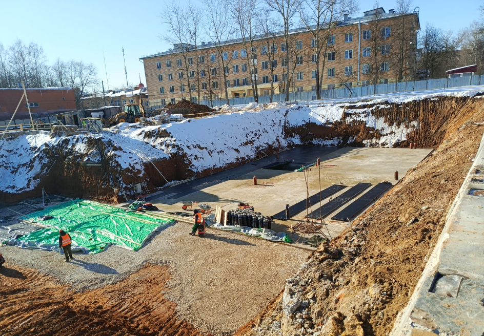 Строители бетонируют фундамент будущей детской поликлиники в Чехове