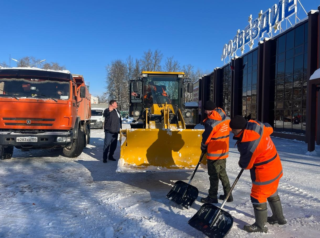 Более 250 рабочих задействованы в уборке снега и наледи во дворах и на  дорогах округа | REGIONS.RU / Наро-Фоминск