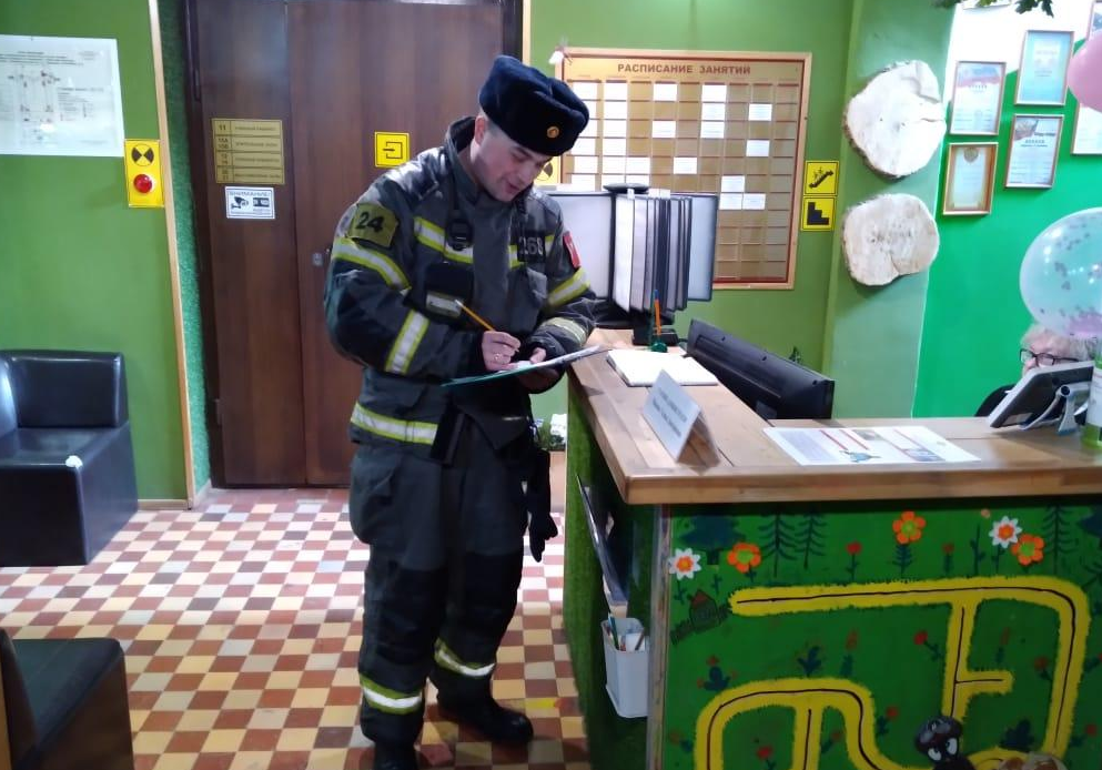 Спасатели «Мособлпожспас» провели профилактическое обследование трех избирательных участков в поселке Поварово