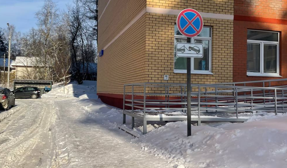 Припаркованные в неположенных местах автомобили дмитровчане найдут на штрафстоянках