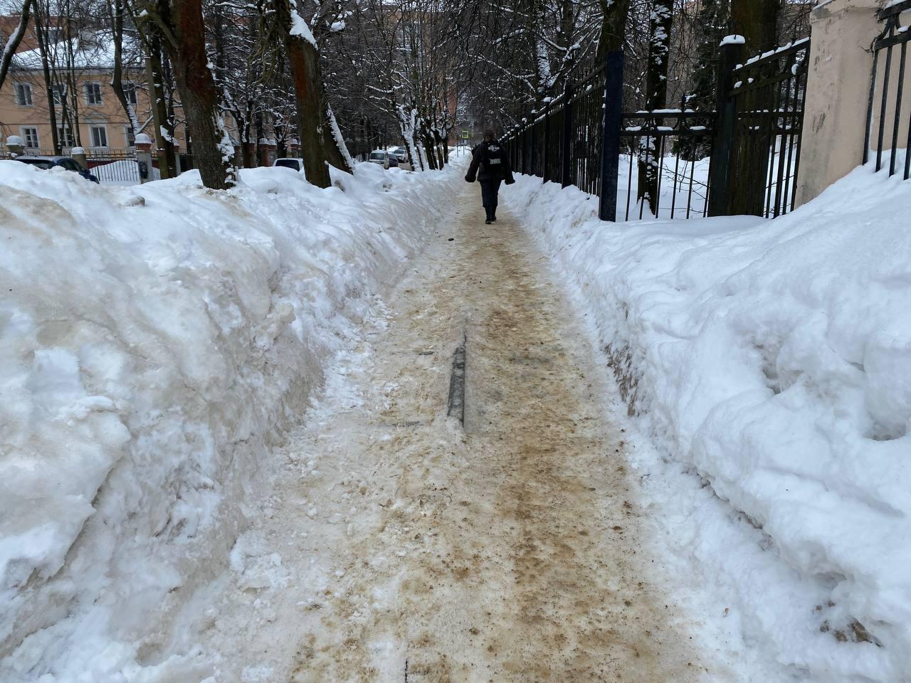 Чеховские коммунальщики обрабатывают тротуары после ледяного дождя