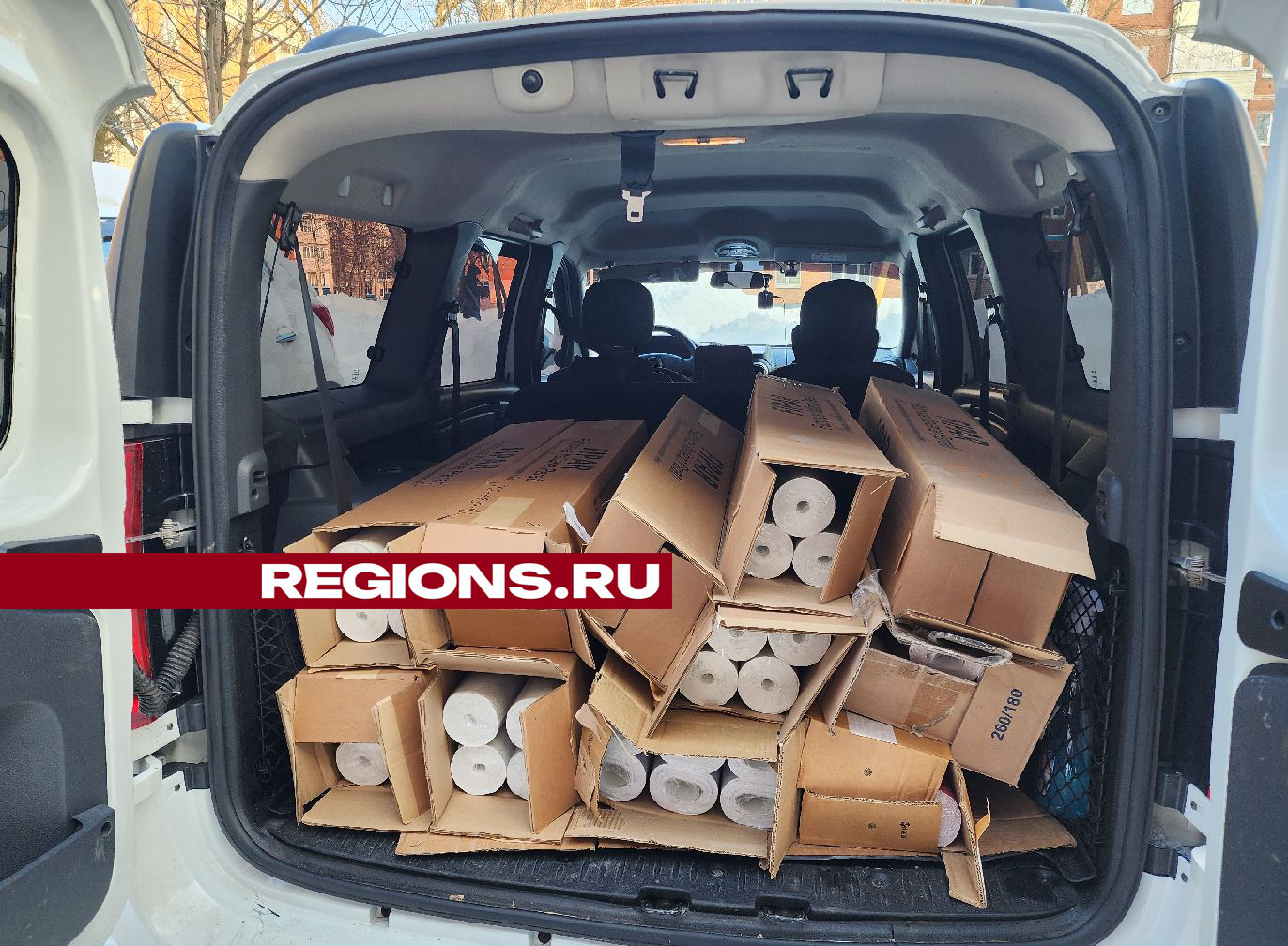 Около 250 рулонов обоев для ремонта после коммунальной аварии доставили подольчанам волонтеры