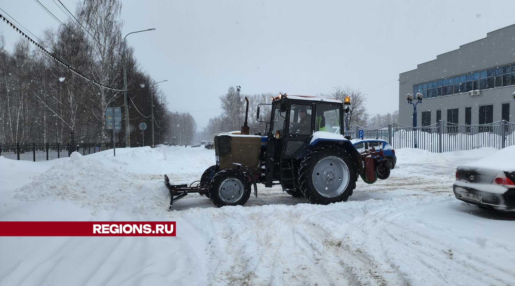 Коммунальщики и дорожники расчистили подходы к социальным объектам в Кашире  | REGIONS.RU / Кашира