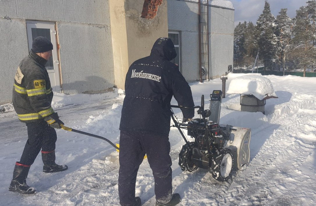 Шатурские спасатели очистили от снега крышу детского сада в поселке Осаново-Дубовое