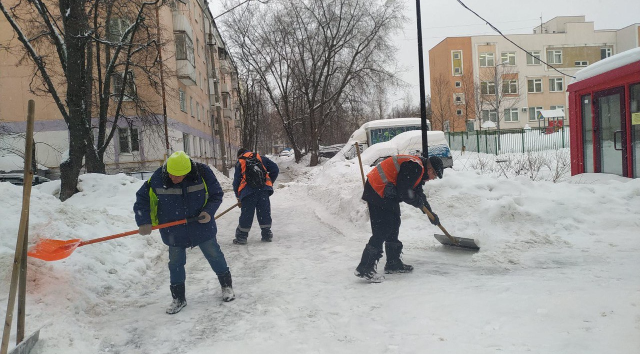 В Дзержинском на борьбу со снегом и наледью вывели 17 единиц техники