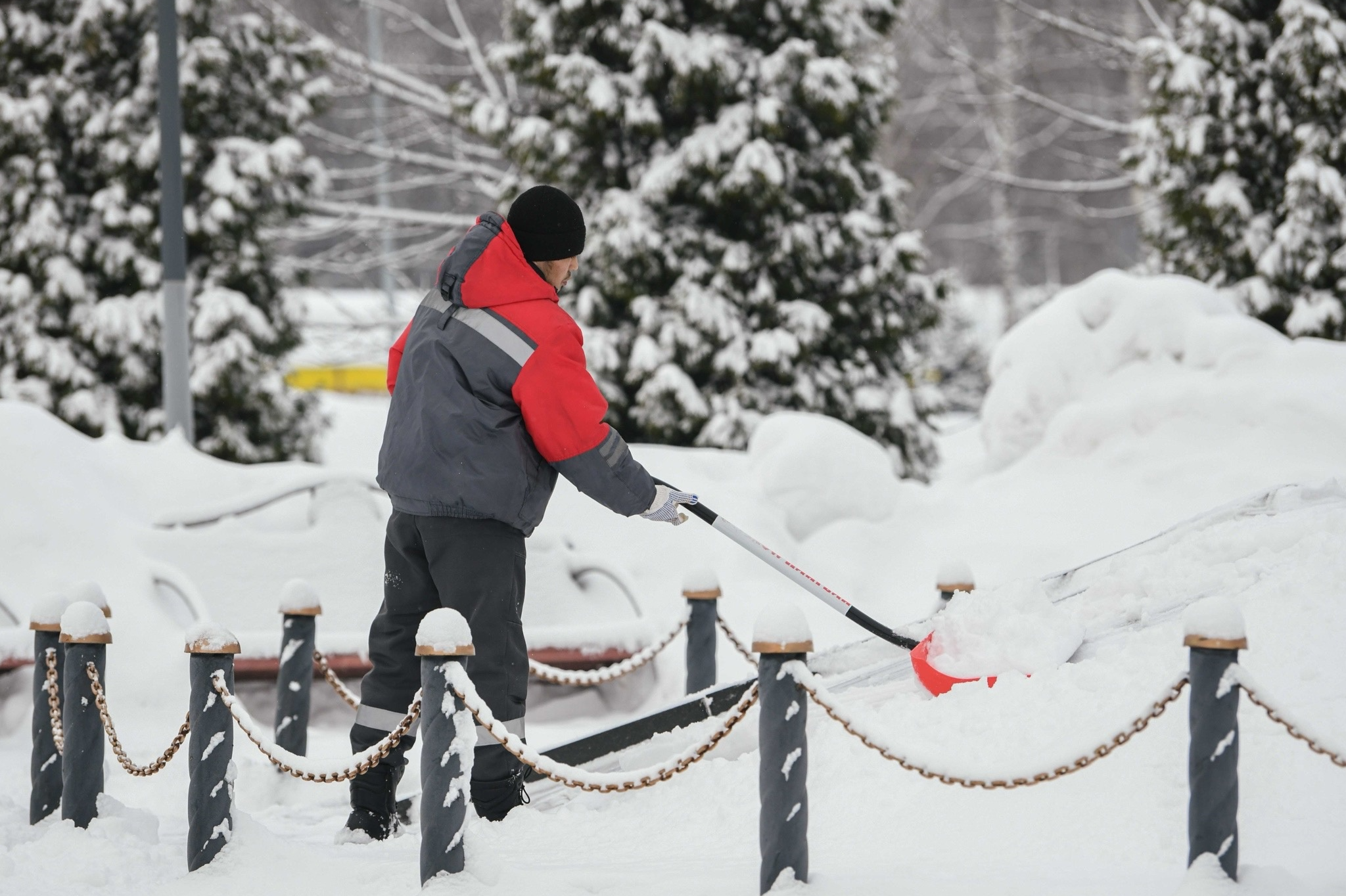 Около 1 тысячи человек и более 200 единиц техники устраняют последствия снегопада в округе