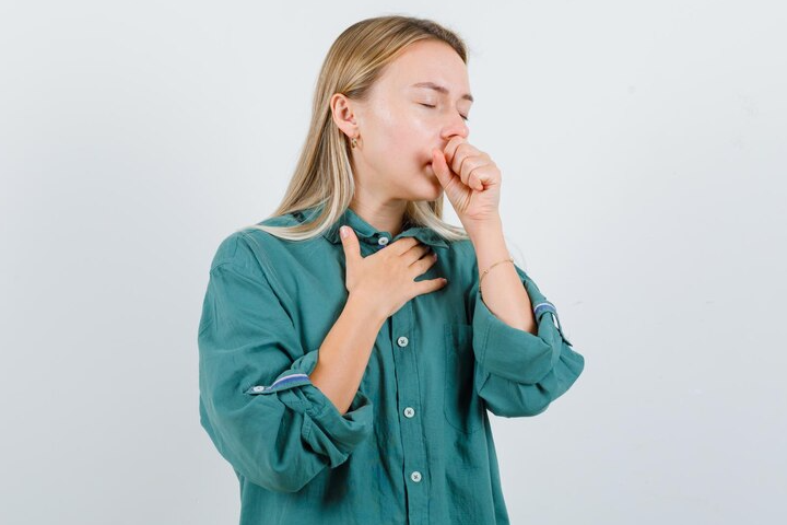 Гастроэнтеролог Пушкинской больницы назвала необычную причину частого першения в горле