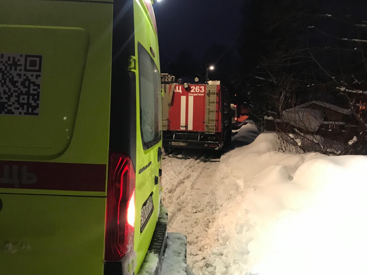 Работники ГКУ МО «Мособлпожспас» пришли на помощь застрявшей в снегу скорой помощи