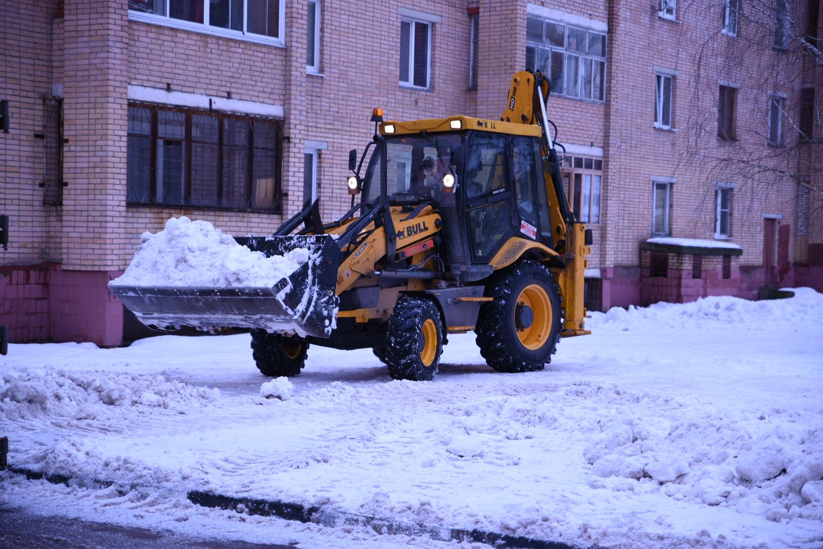 Продолжается очистка дворов от снега: график можно посмотреть на сайте УК