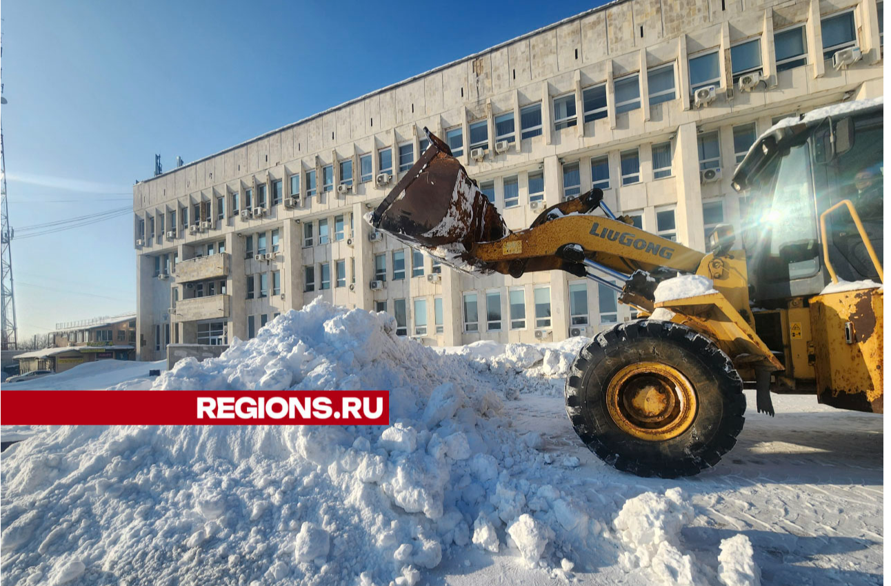 С центральной площади в Рузе вывозят снег