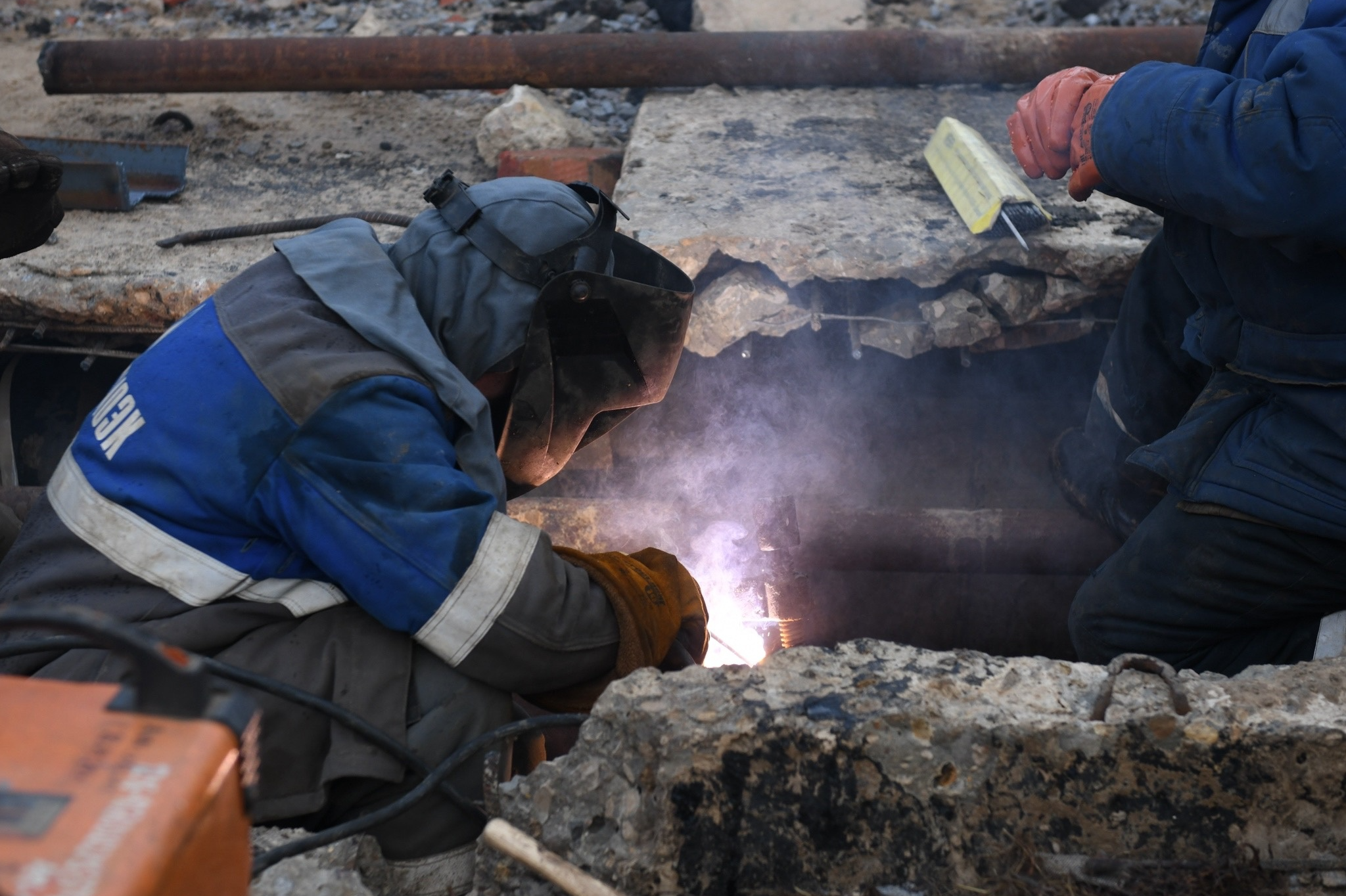 Три бригады ТСК «Мосэнерго» продолжают ремонт трубопровода в Новых Химках