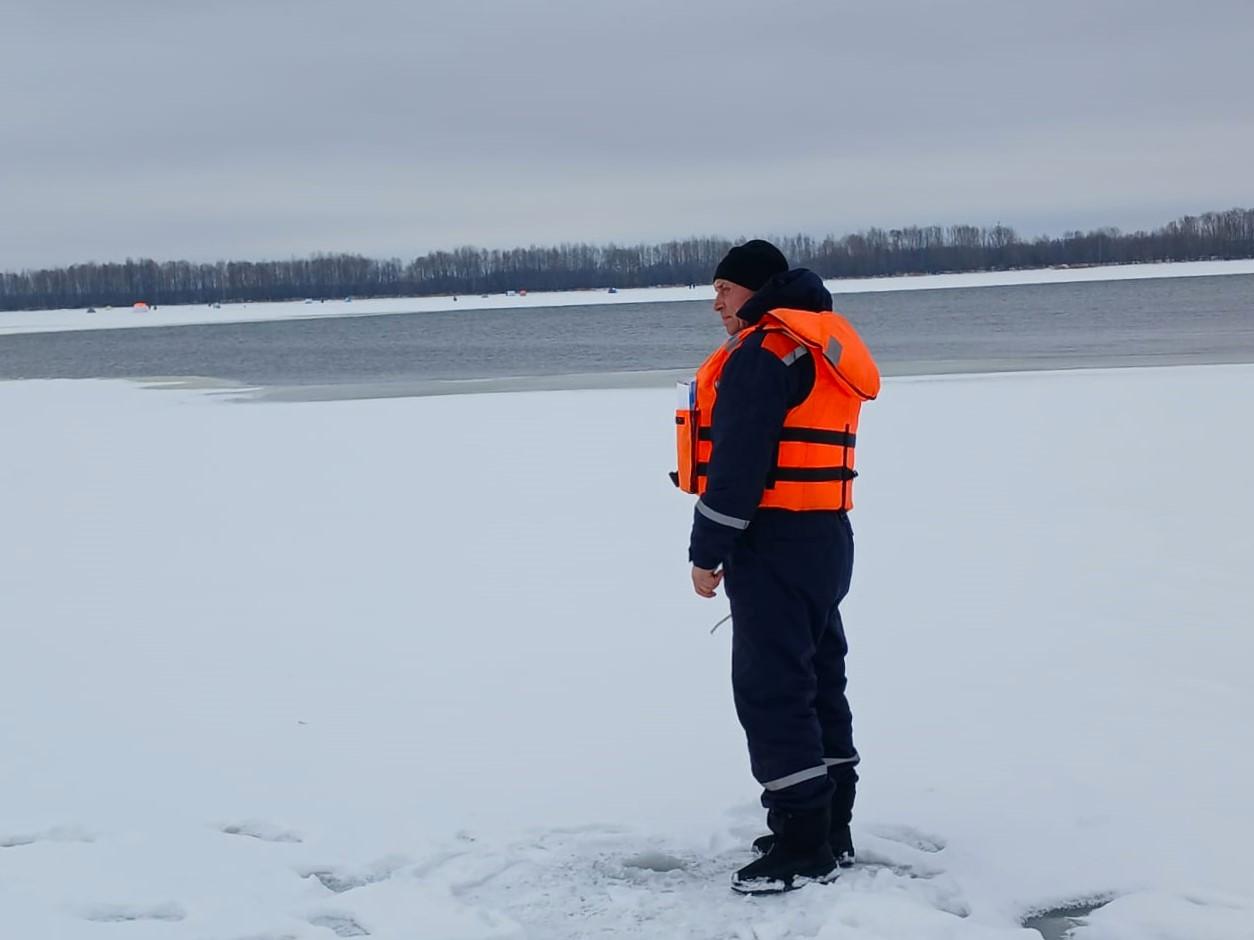 Девочка на местном водоеме