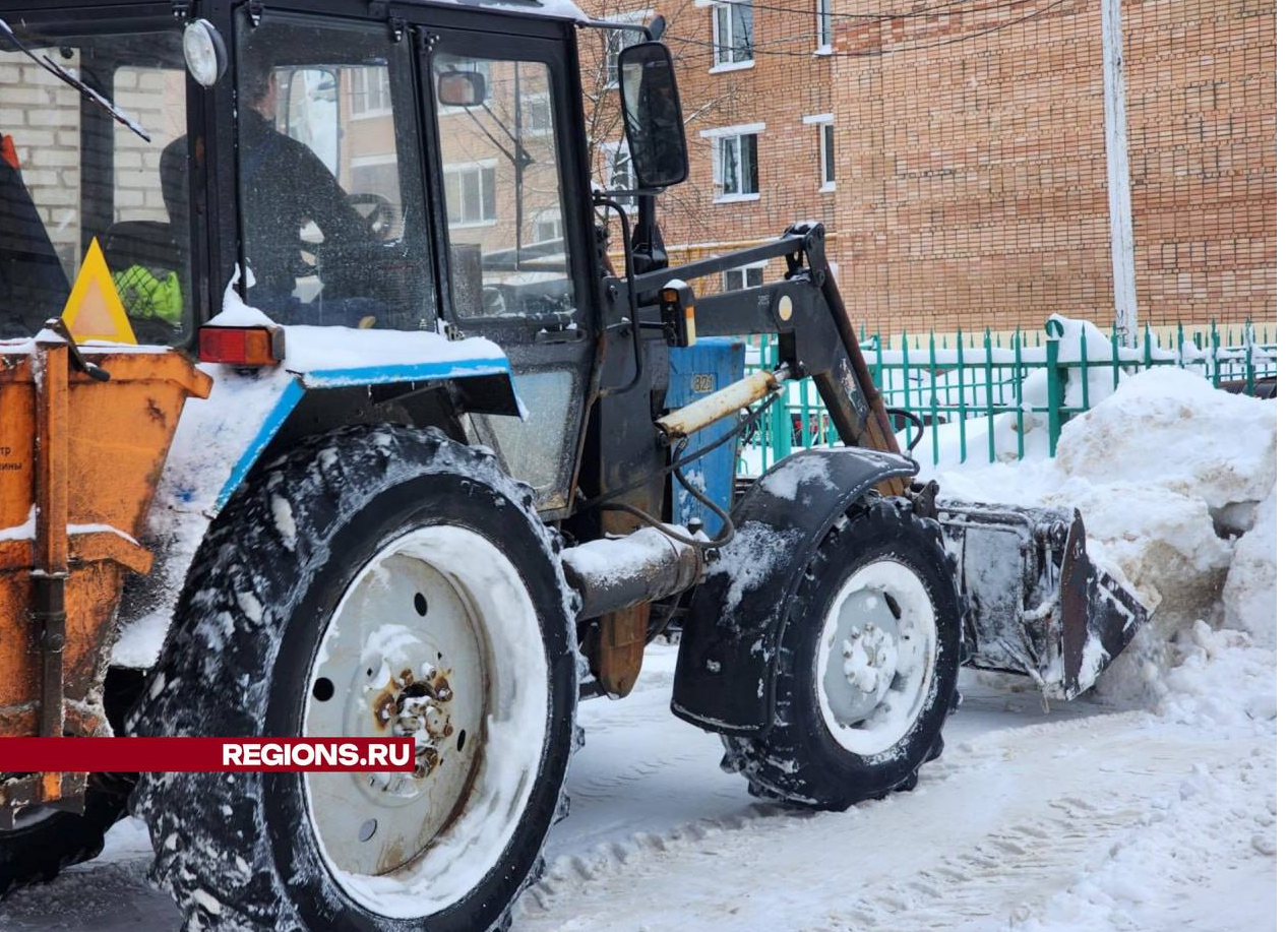 Около 130 дворников очищают улицы Рузы от снега