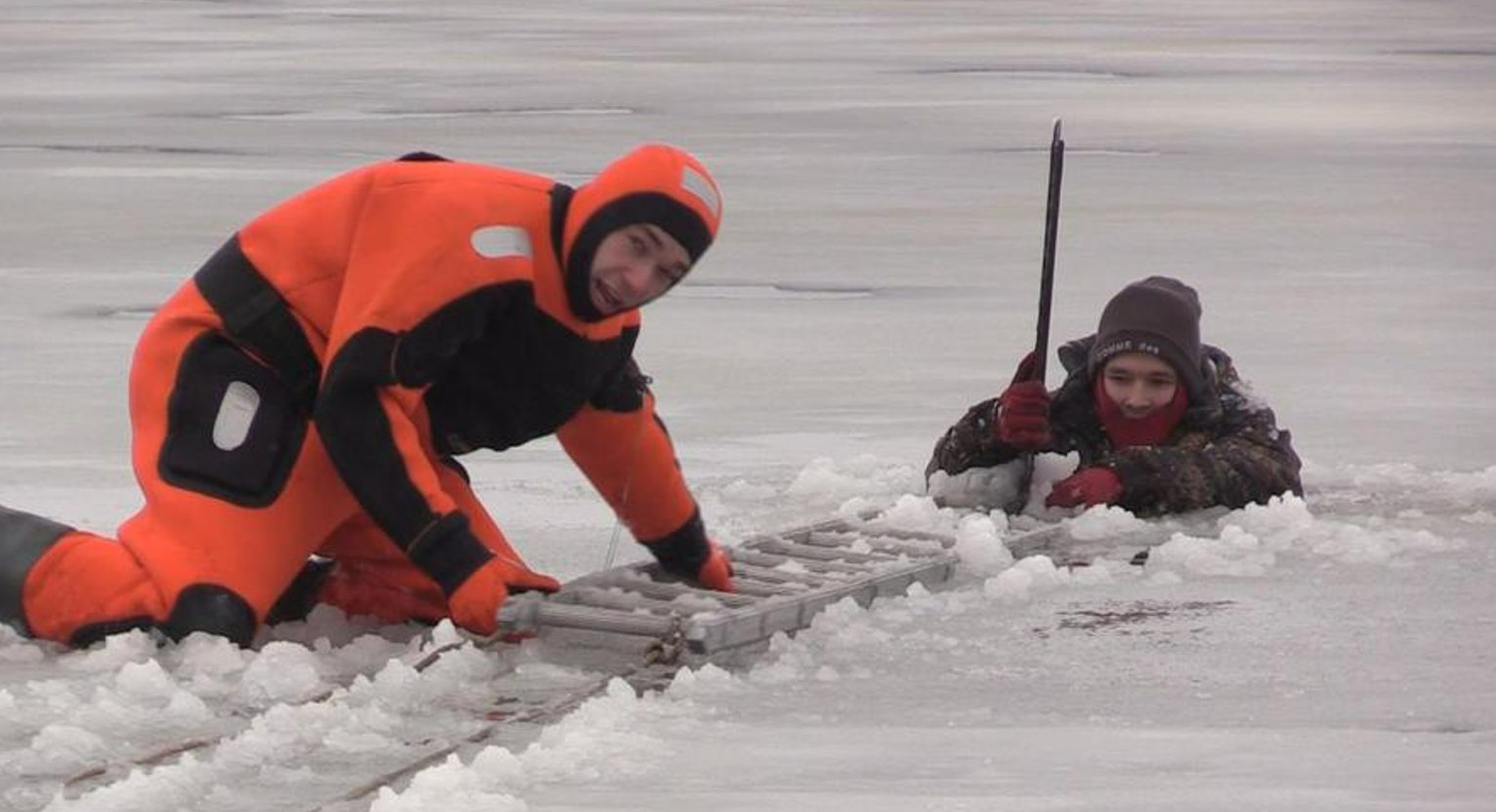 Спасатели напомнили рыбакам правила поведения на льду водоемов