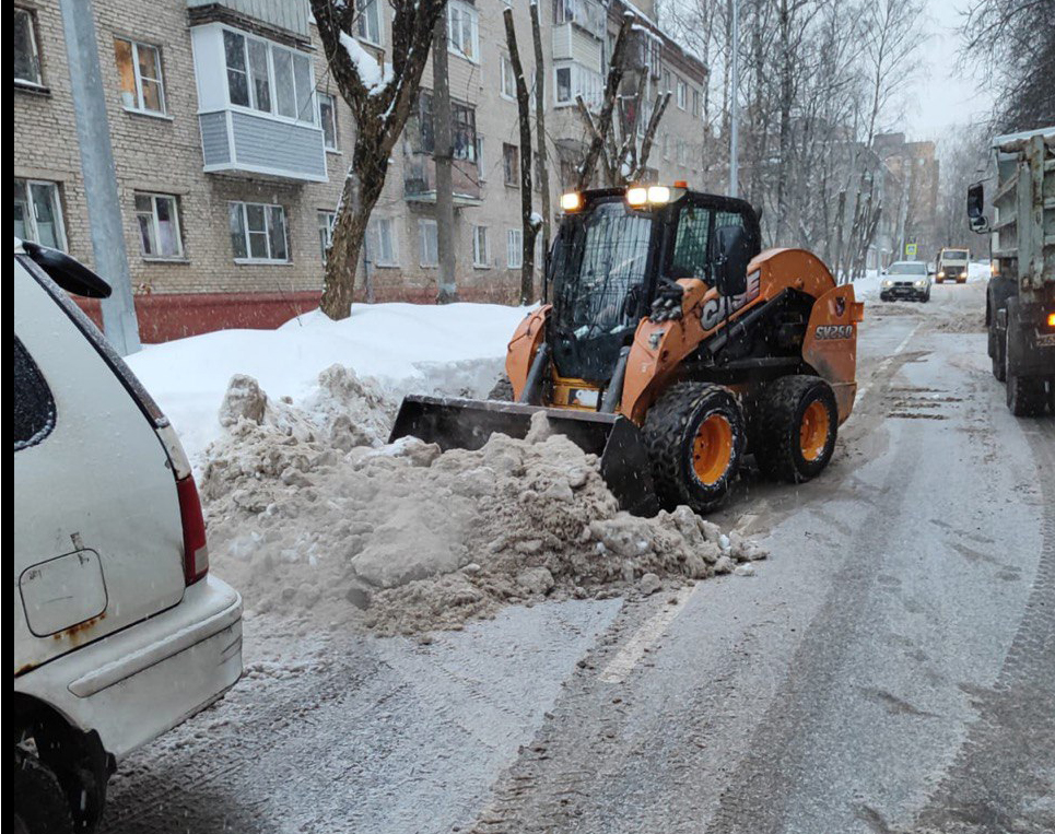 Снегопад снова стал причиной затрудненного движения транспорта в нашем округе