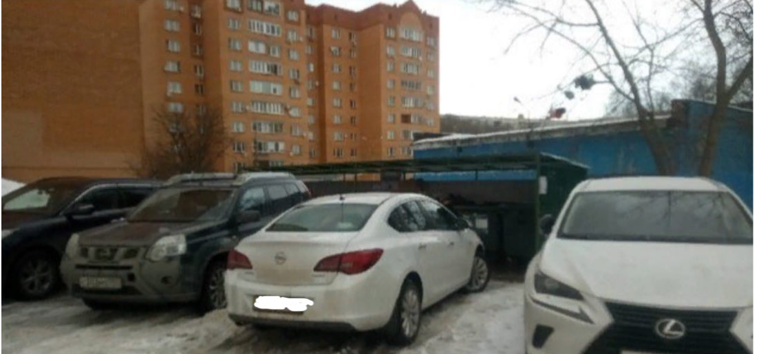 В Жуковском неправильная парковка во дворах мешает проезду спецтехники к контейнерным площадкам