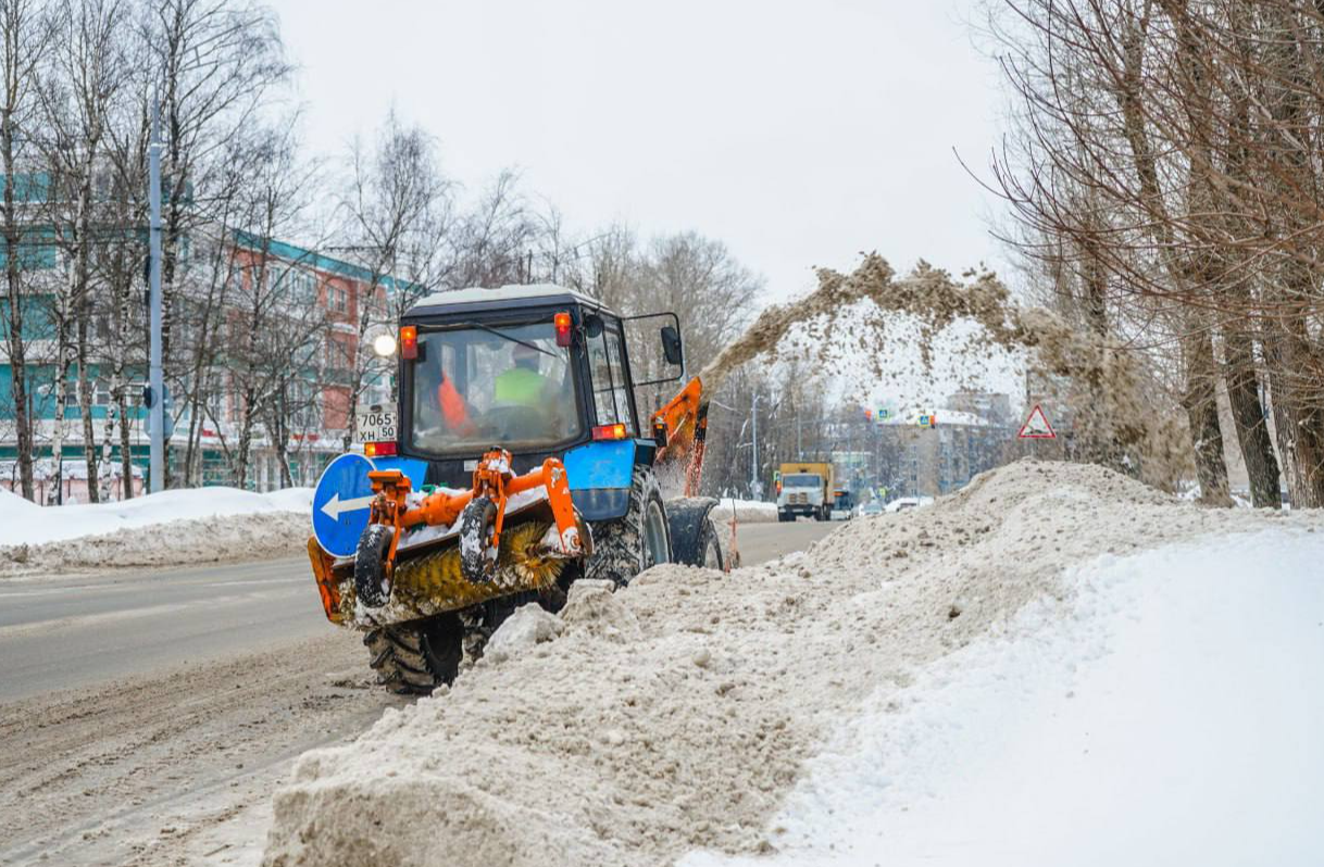 Жителям назвали улицы, на которых коммунальная техника продолжит уборку снега в субботу