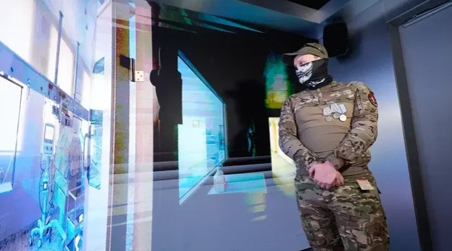 Гостям стенда Подмосковья на выставке Россия предоставили возможность пообщаться с героем СВО