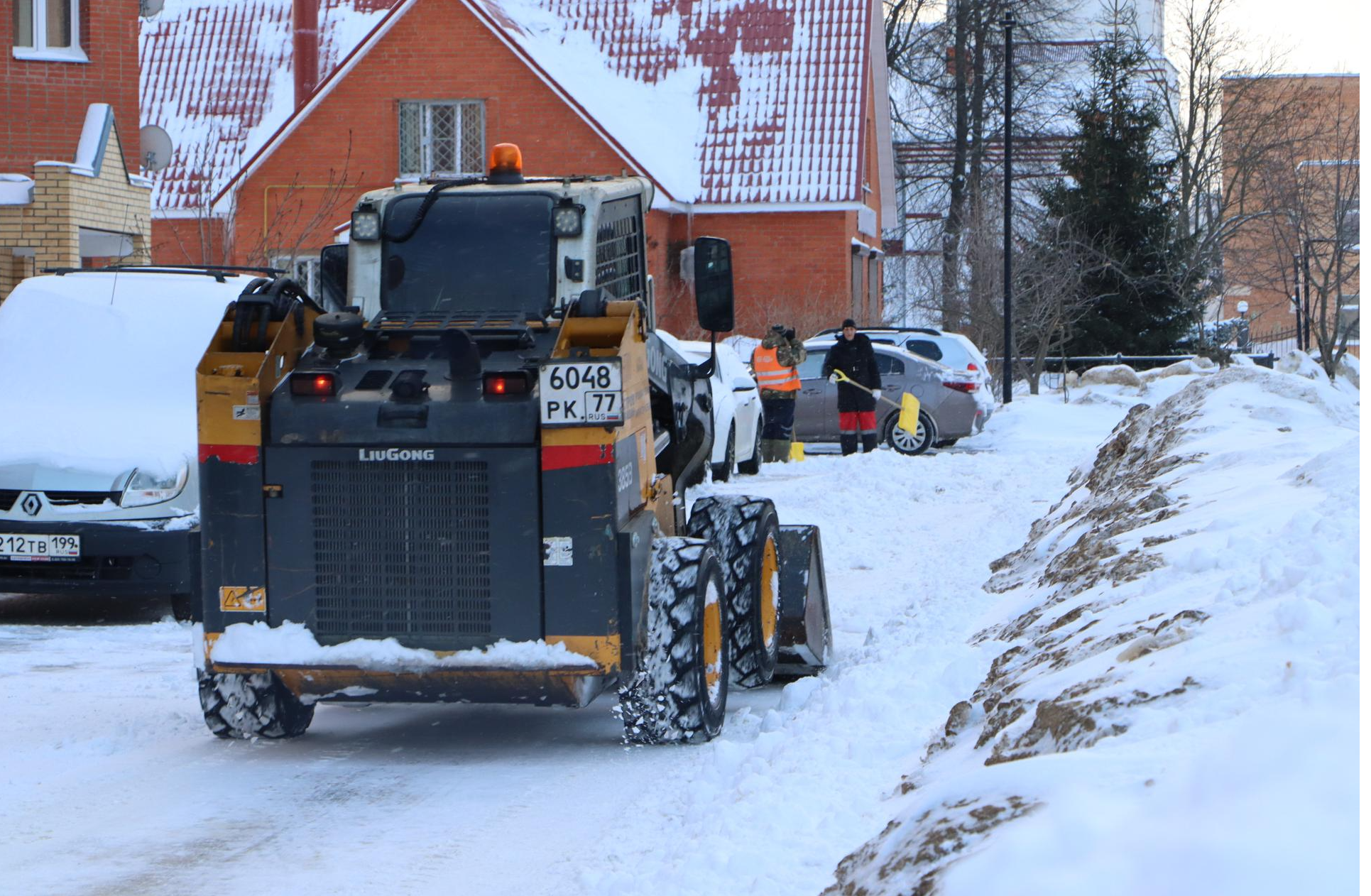 Коммунальщики успешно справляются с зимней уборкой благодаря эффективной механизации