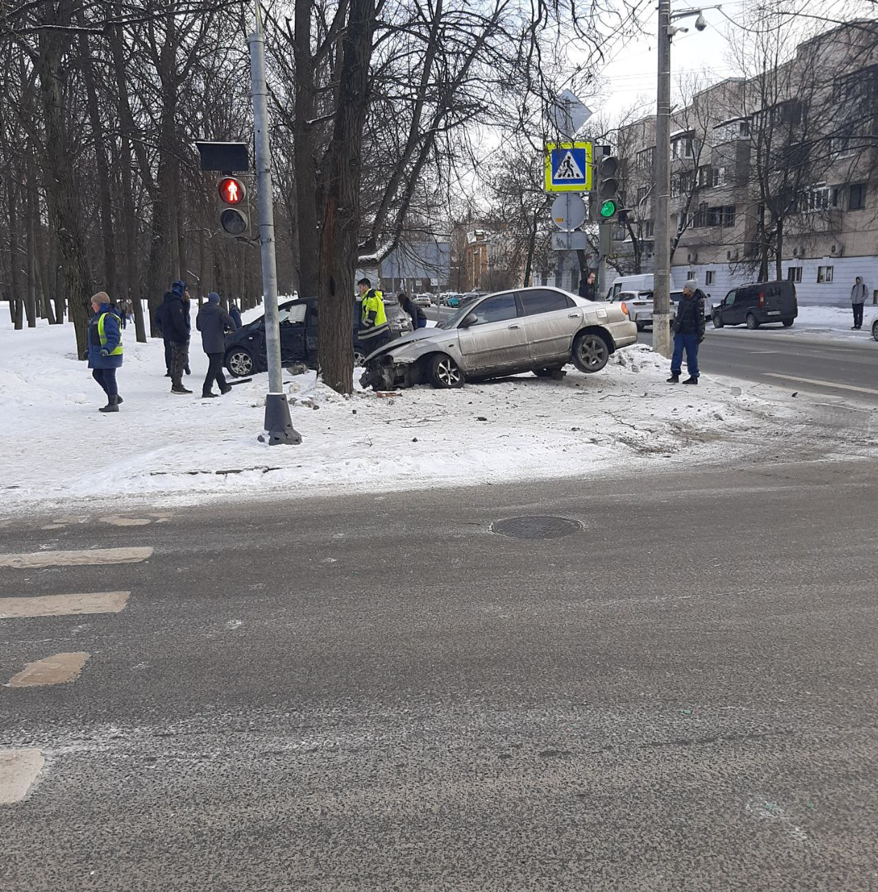 В Питере два легковых автомобиля снесли пенсионерку, стоящую на светофоре |  Regions.ru