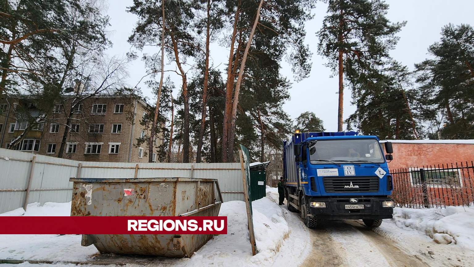 В Протвино на улице Школьной освободили контейнерную площадку от припаркованного транспорта